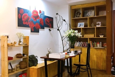 Cô gái xinh đẹp không ngại gian khổ, tự làm mộc đóng nội thất, trang trí nhà cửa