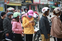 "Rồng rắn" hàng giờ đồng hồ trước cây ATM chờ để được rút tiền tiêu Tết