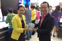 Ngày Vía Thần Tài: Nhân viên tiệm vàng uống sữa lấy sức phục vụ "thượng đế"