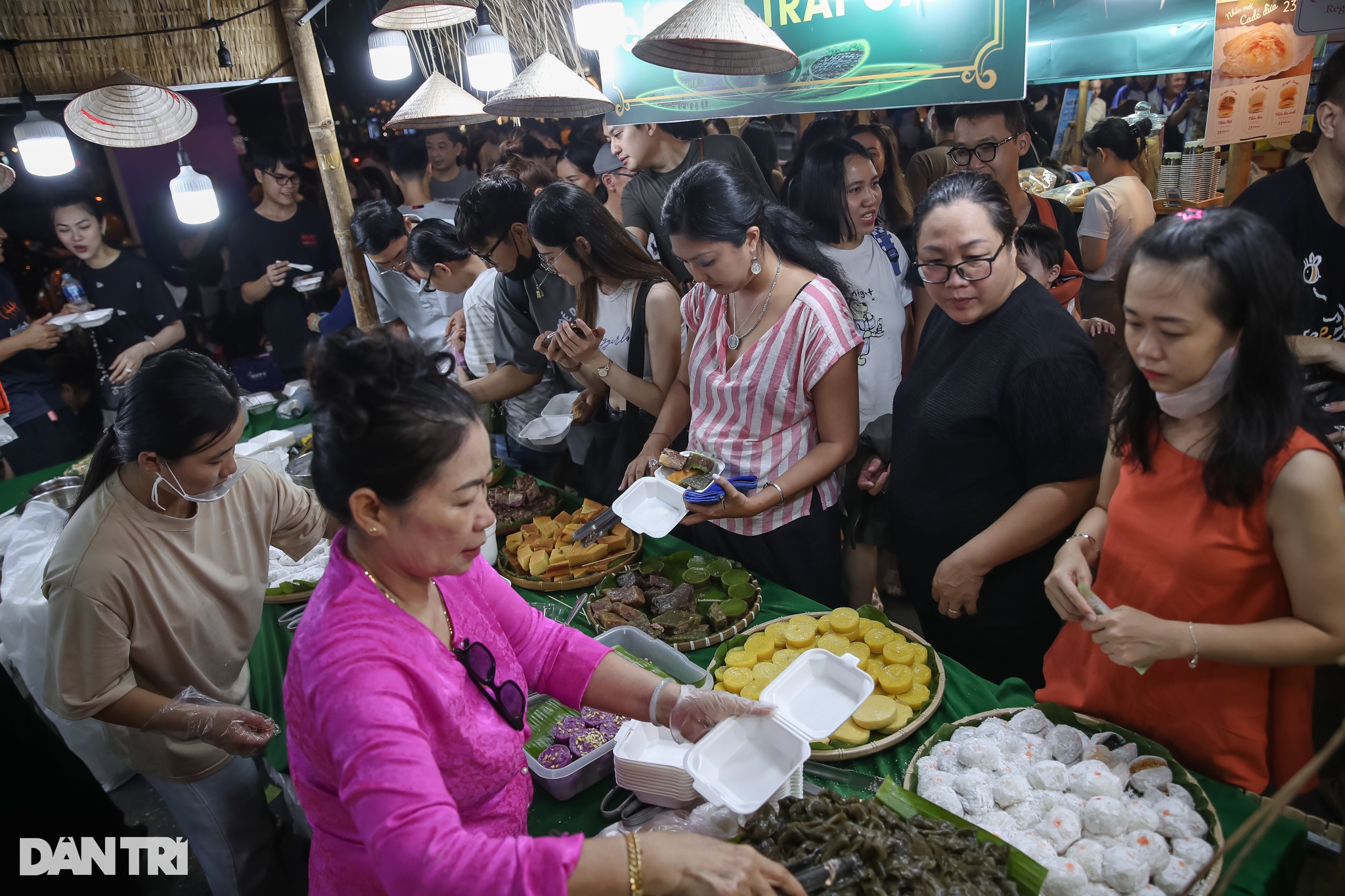 Người dân TPHCM chen chật kín tại không gian ẩm thực Lễ hội Sông nước - 5