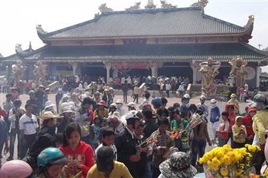 Hàng ngàn người đến chiêm bái tượng Quan Âm Nam Hải