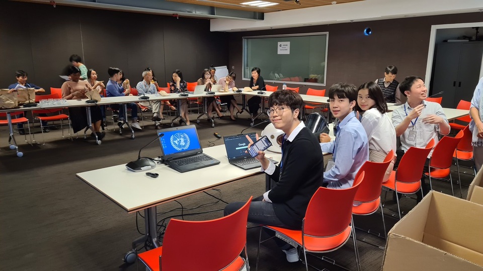 3 học sinh làm mũ chống dịch Covid-19 được Thủ tướng và WHO khen ngợi - 1 3 học sinh làm mũ chống dịch Covid-19 được Thủ tướng và WHO khen ngợi - 1