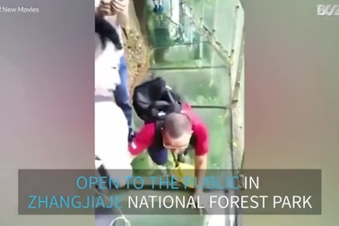 Trải nghiệm cảm giác "sinh tử" khi đi trên cầu trong suốt