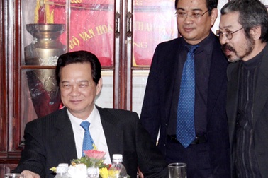 Thủ tướng đến thăm nhà hát Tuổi trẻ