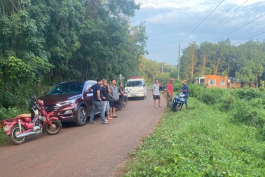 Phát hiện thi thể bé sơ sinh mất một chân bên cạnh lô cao su