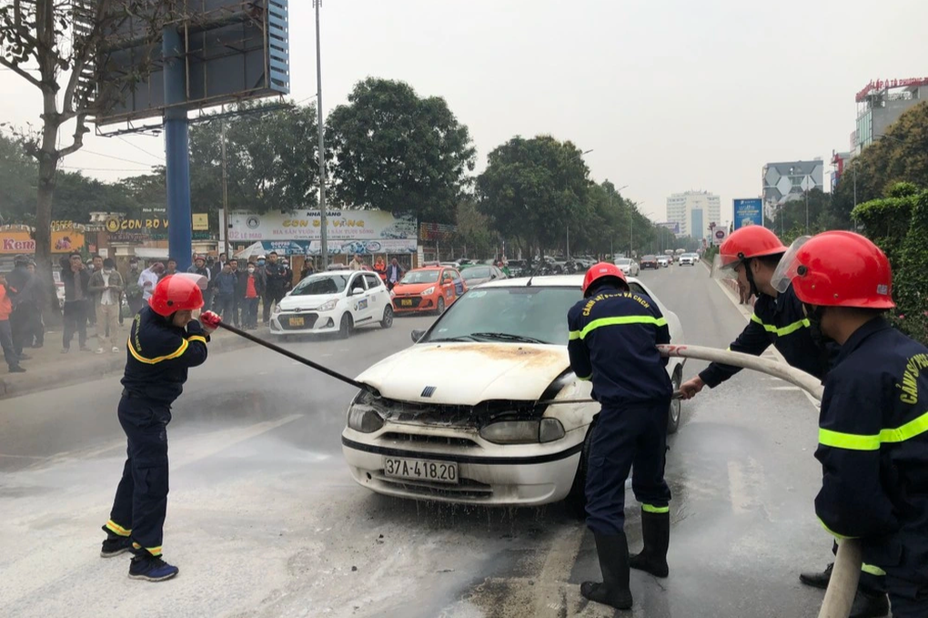 Ô tô liên tục bốc cháy giữa trời nắng nóng, cảnh sát khuyến cáo gì? - 4 Ô tô liên tục bốc cháy giữa trời nắng nóng, cảnh sát khuyến cáo gì? - 4