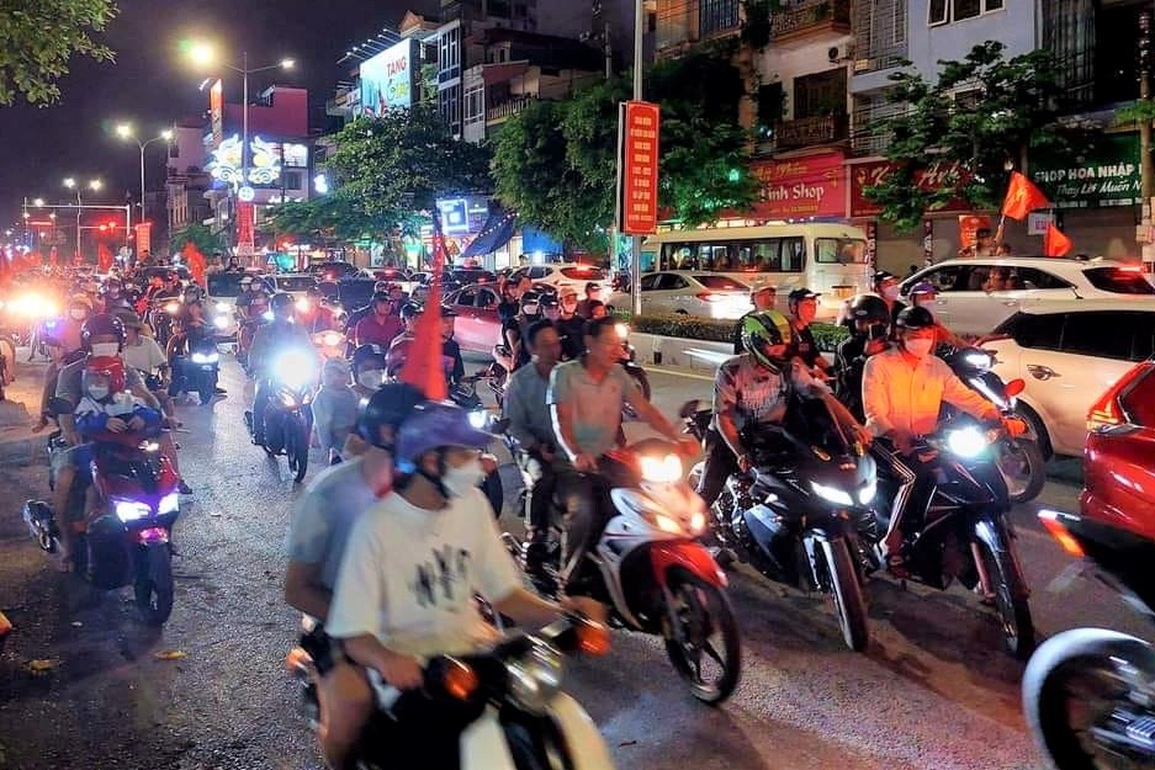 Hơn 200 trường hợp đi bão cổ vũ bóng đá bị xử phạt - 4 Hơn 200 trường hợp đi bão cổ vũ bóng đá bị xử phạt - 4