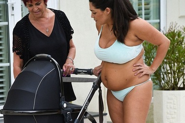 Casey Batchelor tự tin lộ bụng tròn vo sau sinh