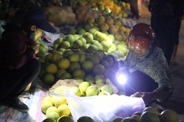 Soi đèn đi chợ bưởi lúc đêm khuya