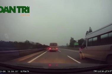 Kinh hoàng xe khách chạy ngược chiều trên cao tốc Hà Nội – Lào Cai (Video: Facebook)