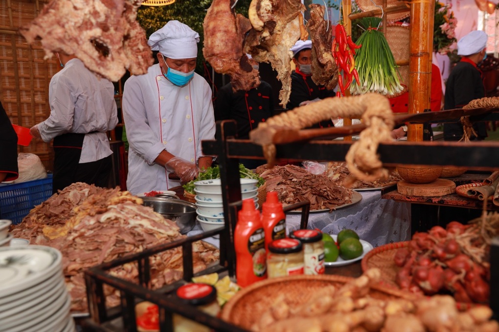 Tương ớt phở Chin-su cùng tôn vinh các bô lão làng phở cổ Vân Cù - 1 Tương ớt phở Chin-su cùng tôn vinh các bô lão làng phở cổ Vân Cù - 1