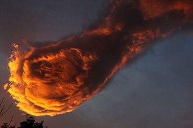 “Bàn tay của Chúa” bất ngờ chọc thủng bầu trời Bồ Đào Nha