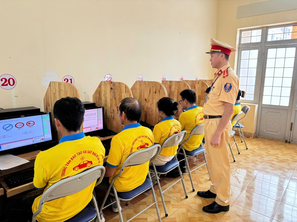Công an Đắk Lắk lần đầu tổ chức sát hạch lái xe cho hơn 200 học viên - 1 Công an Đắk Lắk lần đầu tổ chức sát hạch lái xe cho hơn 200 học viên - 1