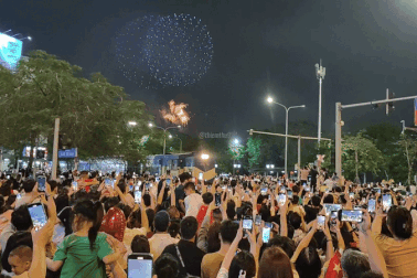 Khoảnh khắc tàu chạy qua lúc trời Hà Nội rực rỡ pháo hoa như phim điện ảnh