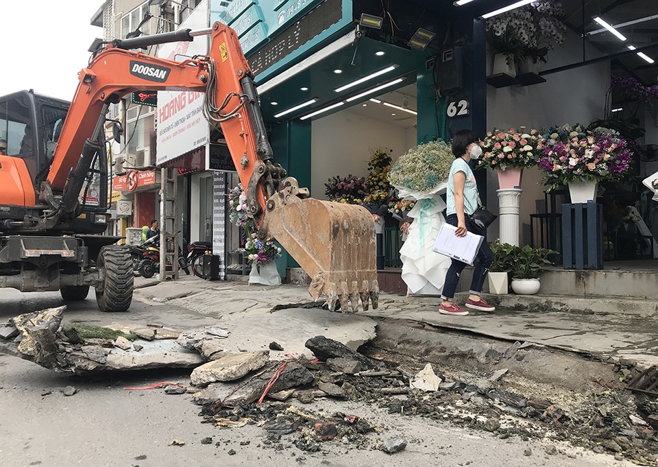 Phá dỡ hàng loạt bục bệ bít cống gây úng ngập trên phố Hà Nội - 2 Phá dỡ hàng loạt bục bệ bít cống gây úng ngập trên phố Hà Nội - 2