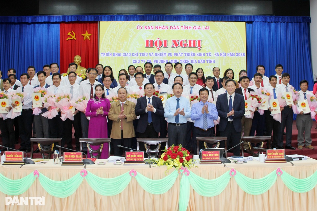 Bí thư Tỉnh ủy Gia Lai: Không để người dân nghèo trên đất vàng - 1 Bí thư Tỉnh ủy Gia Lai: Không để người dân nghèo trên đất vàng - 1