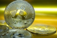Bitcoin tăng "điên cuồng",  vượt ngưỡng 35.000 USD