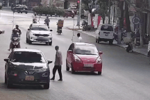 Né người đi bộ sang đường, xe máy ngã vào ô tô