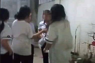 Nhóm học sinh đến nhà vây đánh bạn vì.... tổ trưởng mà hay nhăn nhó