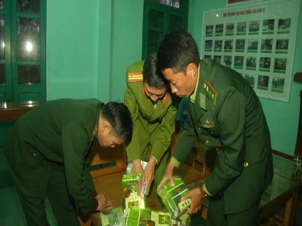 Chất rắn trong 7 gói vuông in chữ Trung Quốc dạt vào bờ biển chính xác là ma túy - 2 Chất rắn trong 7 gói vuông in chữ Trung Quốc dạt vào bờ biển chính xác là ma túy - 2