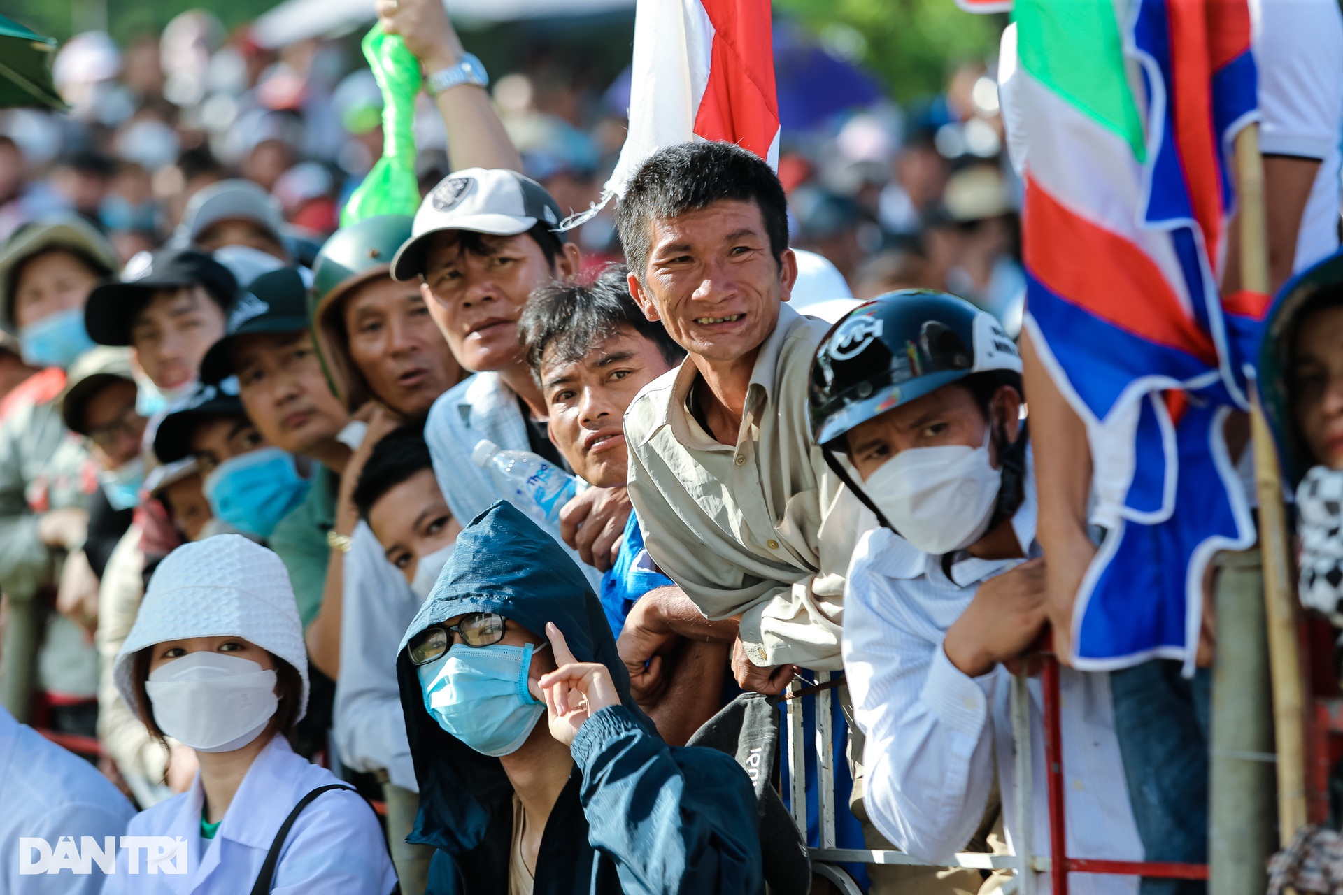 Nghẹt thở cảnh đua ghe truyền thống trên Sông Hương - 8 Nghẹt thở cảnh đua ghe truyền thống trên Sông Hương - 8