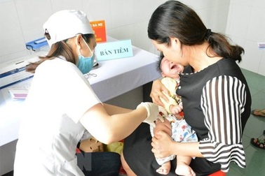 Tiêm vắc xin Combe Five hơn 200 trẻ miền Tây nhập viện theo dõi