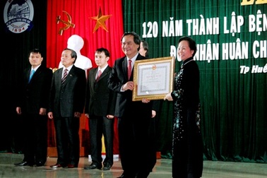 BV Trung ương Huế nhận Huân chương độc lập hạng Nhất lần 2