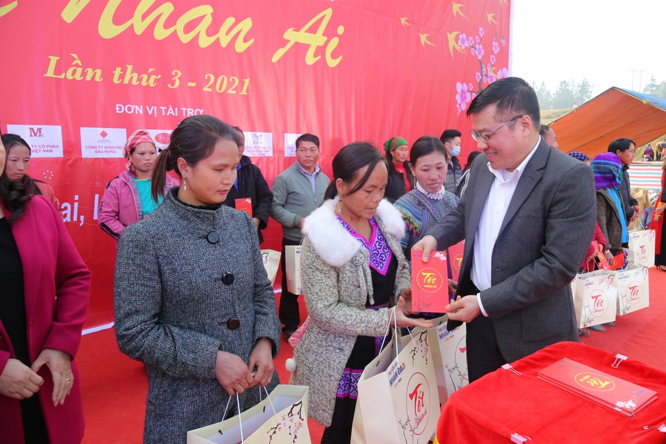 Mang Tết nhân ái ấm áp đến với bà con dân tộc khó khăn huyện Si Ma Cai - 1 Mang Tết nhân ái ấm áp đến với bà con dân tộc khó khăn huyện Si Ma Cai - 1