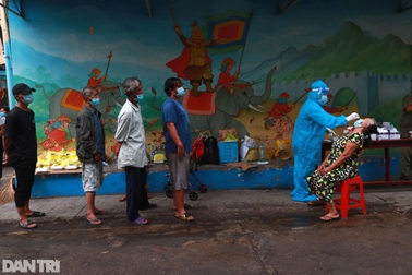 Xét nghiệm Covid-19, ma túy để tiêm vắc xin cho người lang thang ở TPHCM