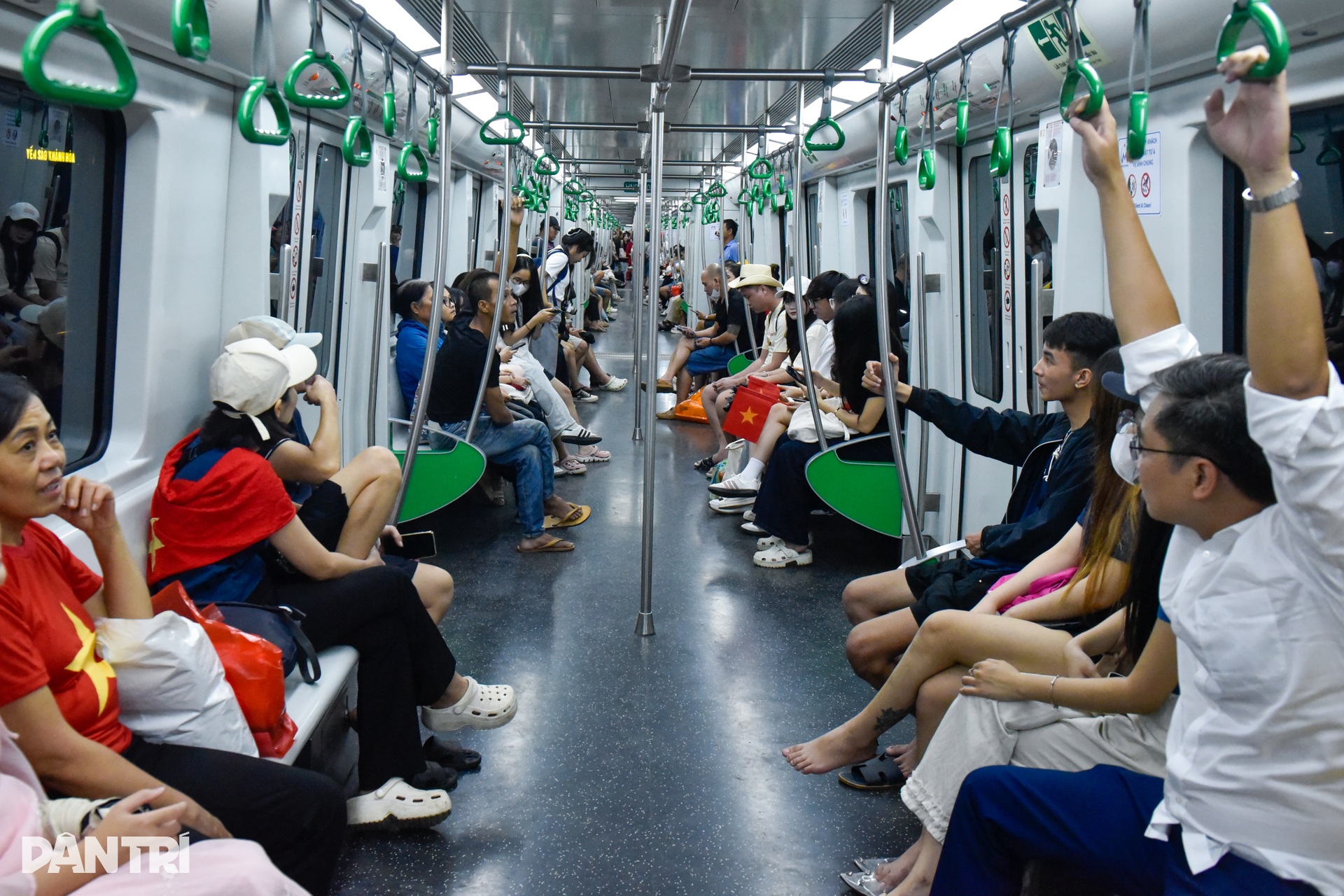 Hà Nội: Xuyên đêm nối những nhịp tàu rạo rực tình yêu đất nước - 14 Hà Nội: Xuyên đêm nối những nhịp tàu rạo rực tình yêu đất nước - 14