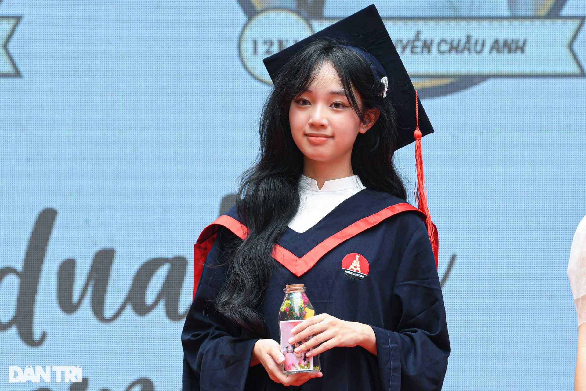 Nữ sinh Hà Nội duyên dáng áo dài trong ngày chia tay mái trường - 4 Nữ sinh Hà Nội duyên dáng áo dài trong ngày chia tay mái trường - 4