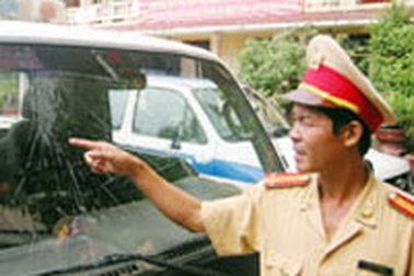 Vi phạm giao thông, hành hung cảnh sát