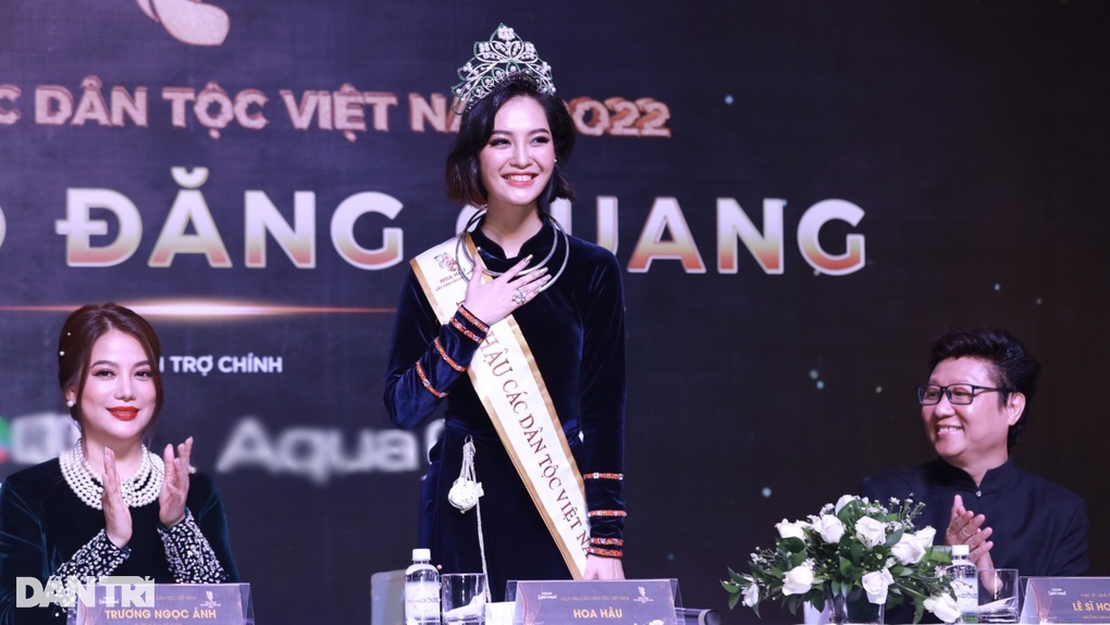 Nông Thúy Hằng vừa đăng quang đã vướng tin đồn nhạy cảm, giám khảo nói gì? - 1 Nông Thúy Hằng vừa đăng quang đã vướng tin đồn nhạy cảm, giám khảo nói gì? - 1
