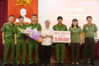 Thưởng “nóng” đơn vị phá án vụ dùng súng nhựa để cướp 19 điện thoại