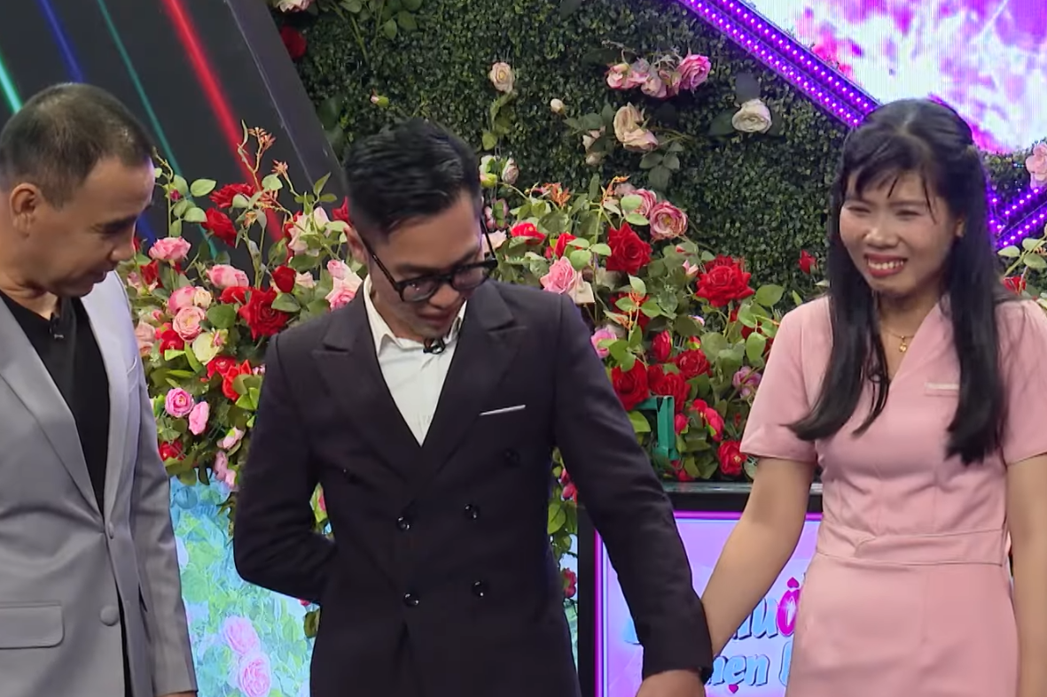 La joven pareja era tímida y no sabía cómo tomarse de la mano, por lo que los dos MC tuvieron que demostrarlo - 2 Đôi trẻ ngượng ngùng, không biết cách cầm tay khiến hai MC phải thị phạm - 2