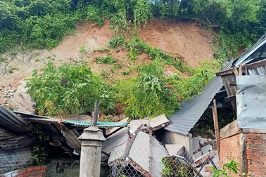 Đồi sạt lở vào nhà dân, 4 mẹ con trọng thương