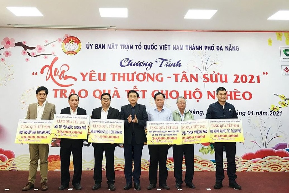 Đà Nẵng: Trao gần 1.700 suất quà Tết đến người nghèo - 1 Đà Nẵng: Trao gần 1.700 suất quà Tết đến người nghèo - 1