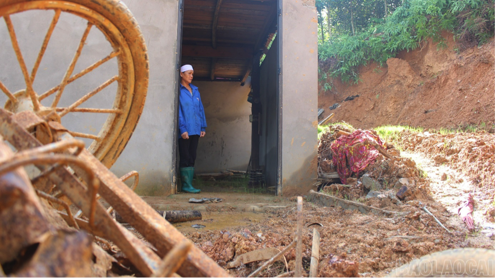 Giọt nước mắt của 2 chị em ruột sau bão lũ - 4