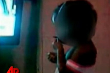 Mẹ đối mặt án tù vì để con 2 tuổi hút cần sa