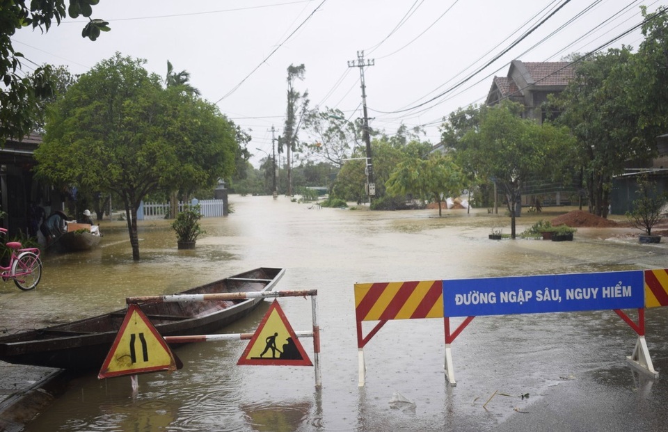 “Rốn” lũ Phong Điền nước dâng nhanh, ngập đến nửa nhà dân - 14 “Rốn” lũ Phong Điền nước dâng nhanh, ngập đến nửa nhà dân - 14