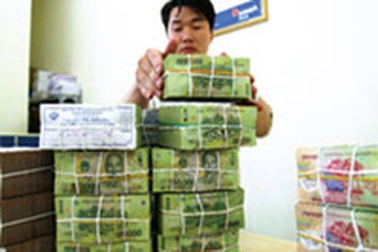 Lãi suất giảm, vốn huy động vẫn tăng