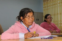 Cụ bà 70 cắp sách đi học mỗi tối, ba học kỳ không vắng buổi nào