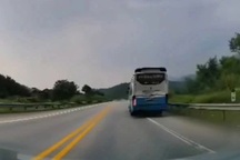Tài xế xe khách "dính" liên tiếp 2 lỗi vi phạm trên cao tốc
