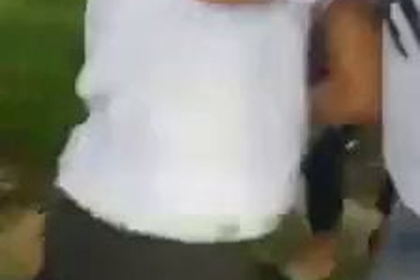 Mâu thuẫn trên Facebook, nữ sinh bị đánh hội đồng, lột đồ ngoài đời