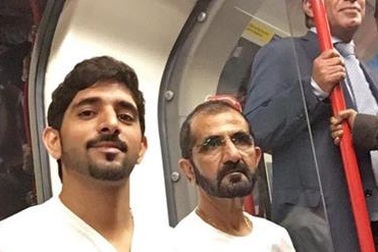 Quốc vương và thái tử Dubai giản dị đi tàu điện ngầm ở London
