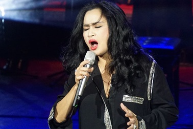 Thanh Lam hát mềm mại, biểu diễn sexy khi hát nhạc Phú Quang