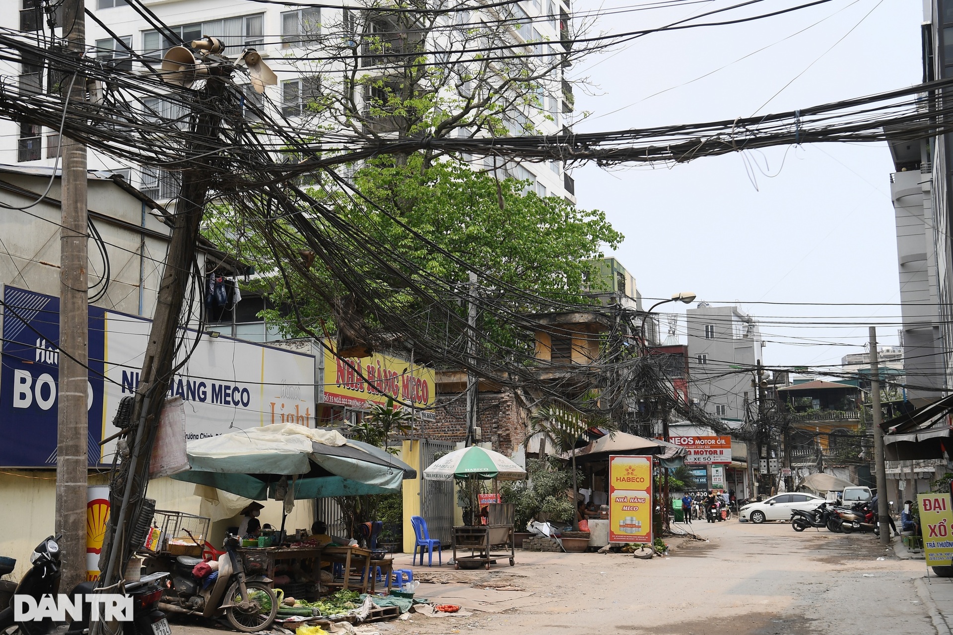 Dây điện, cáp viễn thông chăng mạng nhện khắp đường phố Hà Nội - 3 Dây điện, cáp viễn thông chăng mạng nhện khắp đường phố Hà Nội - 3