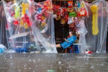 Nhiều tuyến phố cổ Hà Nội ngập sâu chưa từng thấy