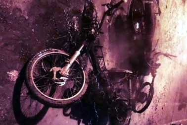 Hà Nội: Bạn gái bị trêu, nam thanh niên gọi bạn đến đốt xe đối phương