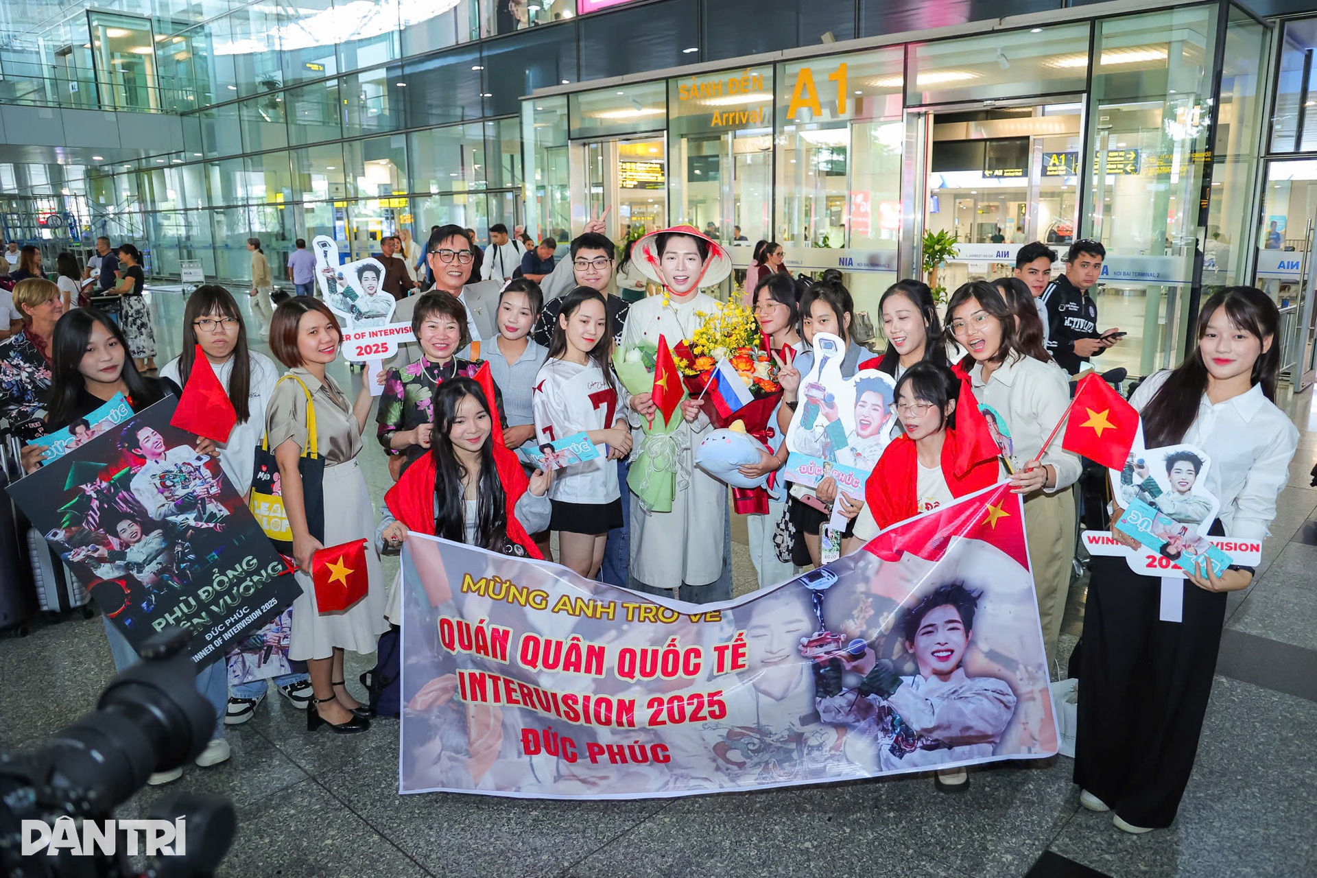 Đức Phúc về nước: Fan dậy từ 3h, mang nón lá tặng thần tượng - 4 Đức Phúc về nước: Fan dậy từ 3h, mang nón lá tặng thần tượng - 4